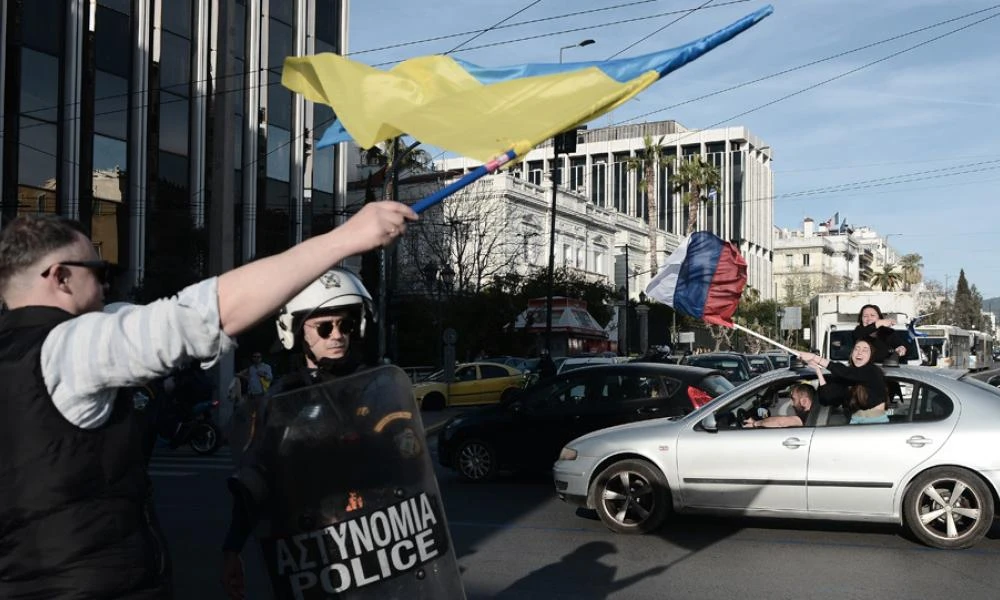 Οι σημαίες, οι Ρώσοι, ο Μπογδάνος, ο Βαρβιτσιώτης, ο Καμμένος και η καταγγελία πως χτυπήθηκε 7χρονο κοριτσάκι (Βίντεο)